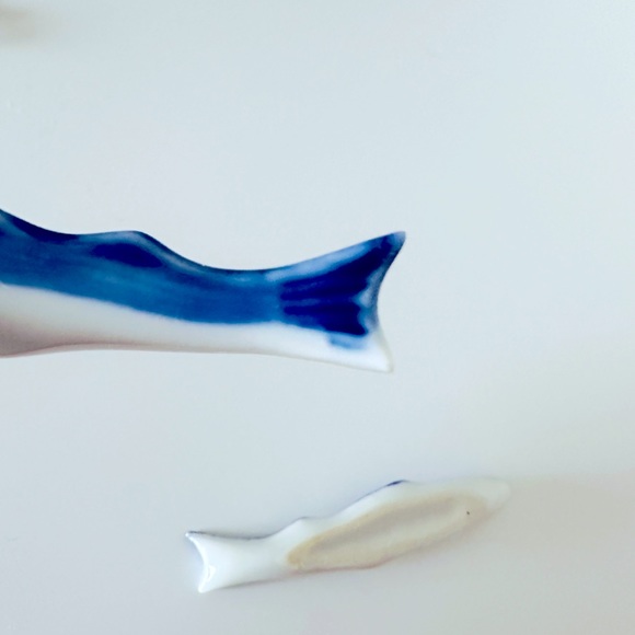 Vintage Retro Small Ceramic Blue & White Fish Chopstick Rest 3.5" - Picture 5 of 6